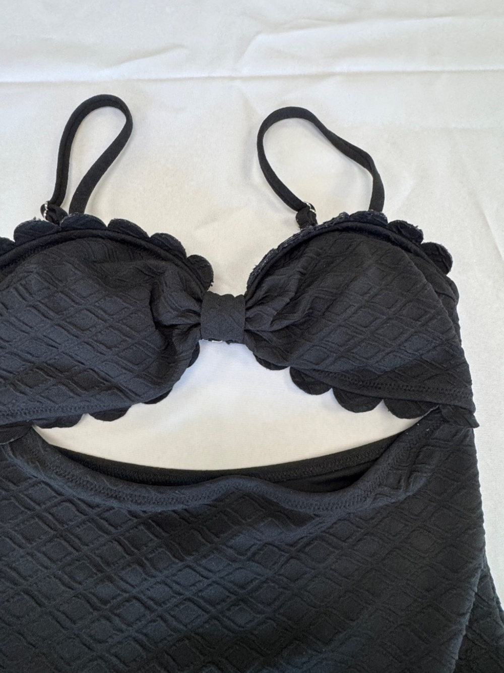 Cupshe Women's Cutout Scallop Trim One Piece Black Swimsuit Size M - Picture 4 of 11